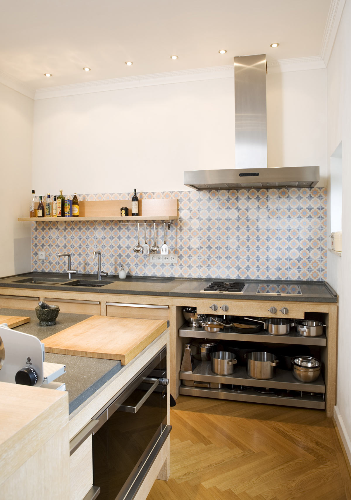 Die geölten Eiche Oberflächen geben der Küche zusammen mit den Basaltsteinplatten und den Zementfliesen von VIA eine warme und naturelle Ausstrahlung