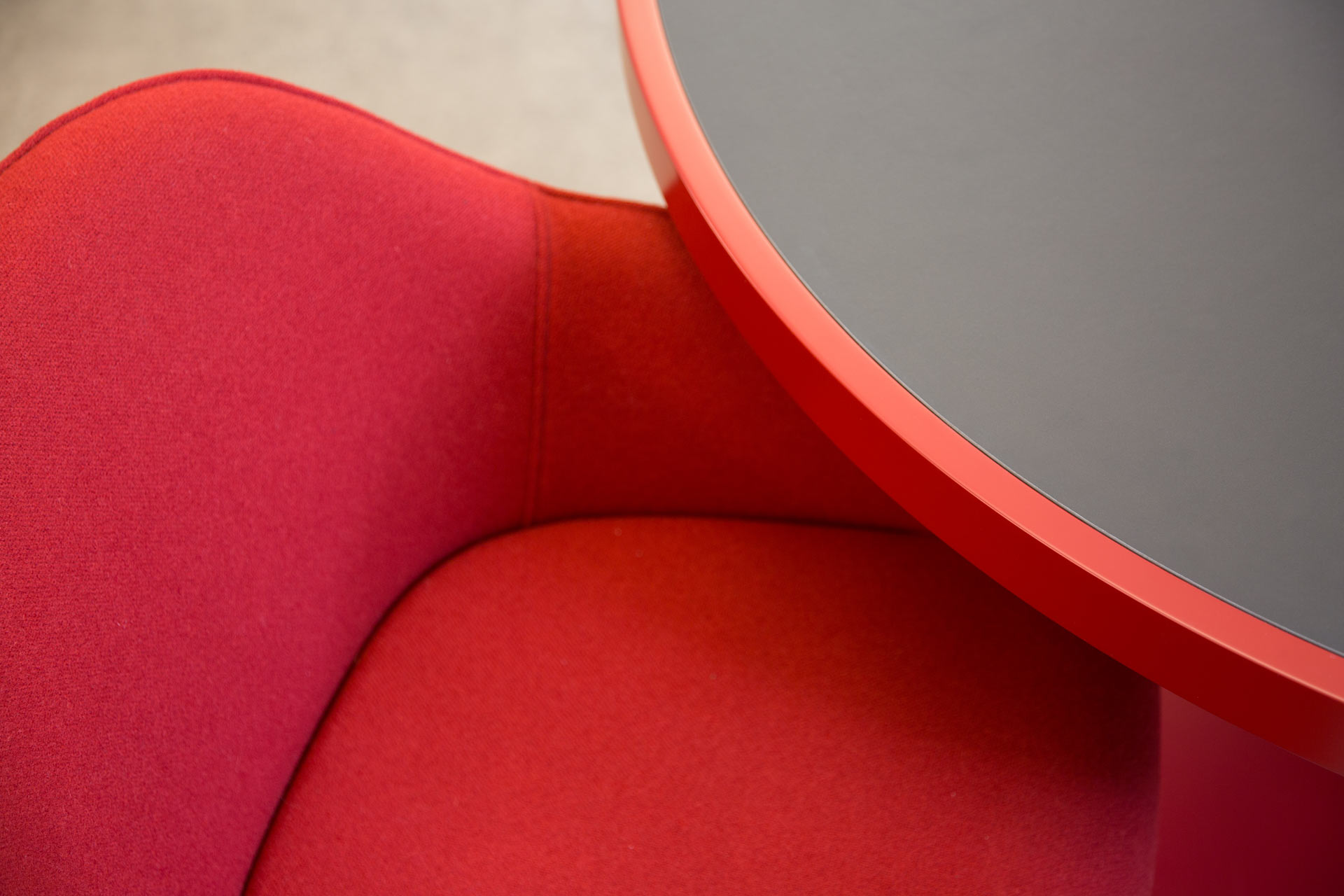  Die Softshell Stühle von Vitra ergänzen sich perfekt zum Tisch und bieten dem Kunden einen sehr guten Sitzkomfort.